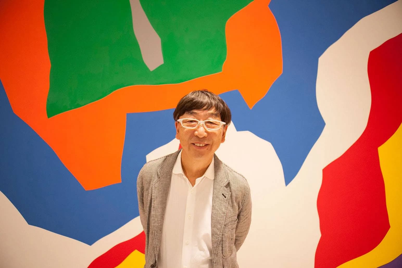 Toyo Ito in front of an abstract artwork