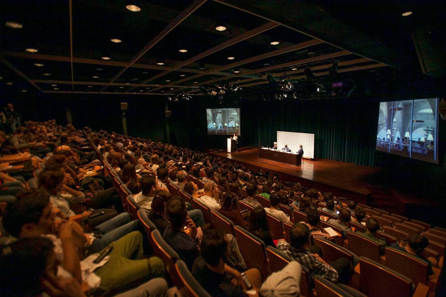 An audience in an auditorium during Toyo Ito’s lecture