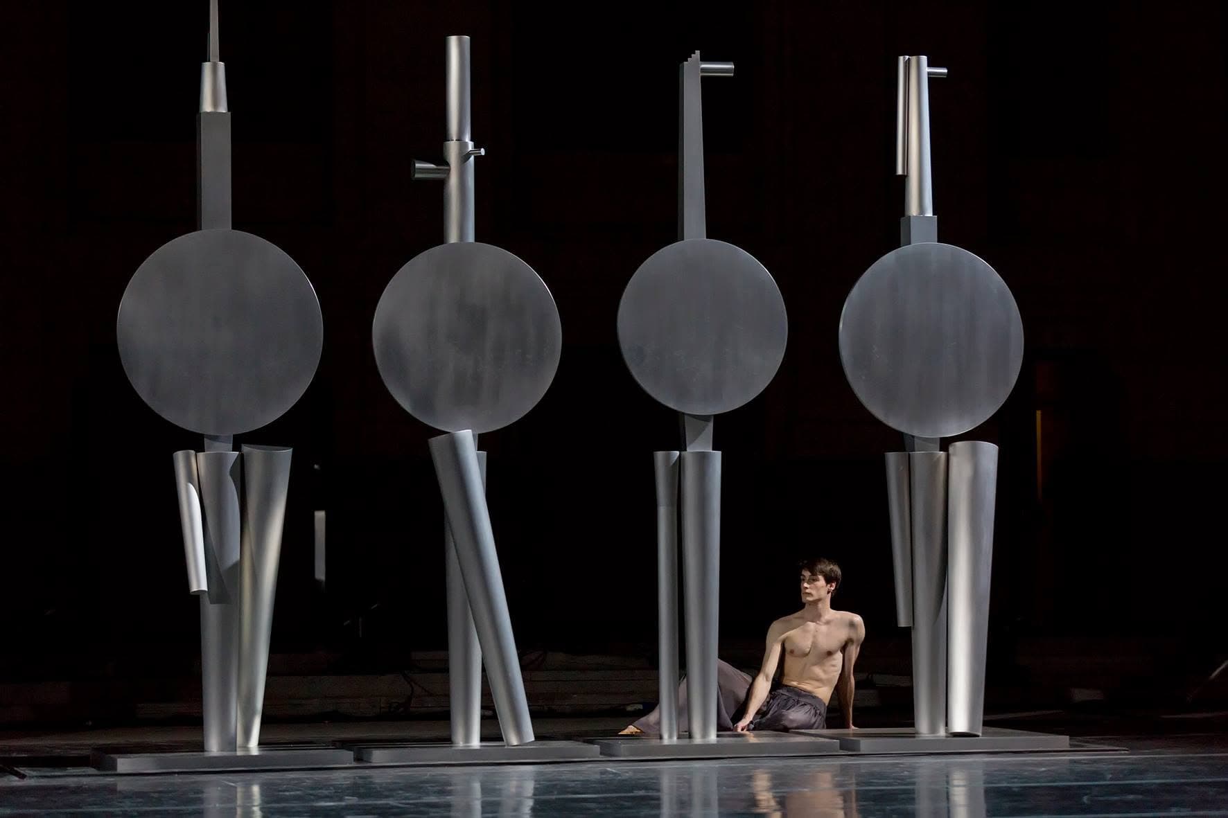 A CND dancer beside Miquel Navarro’s Figuras para la batalla sculptures.